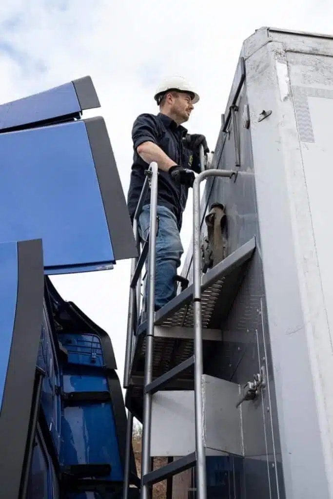 Chauffeur van DTC controleert walking floor trailer voor transport naar Engeland