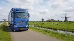 Walking floor trailer in Nederlands landschap