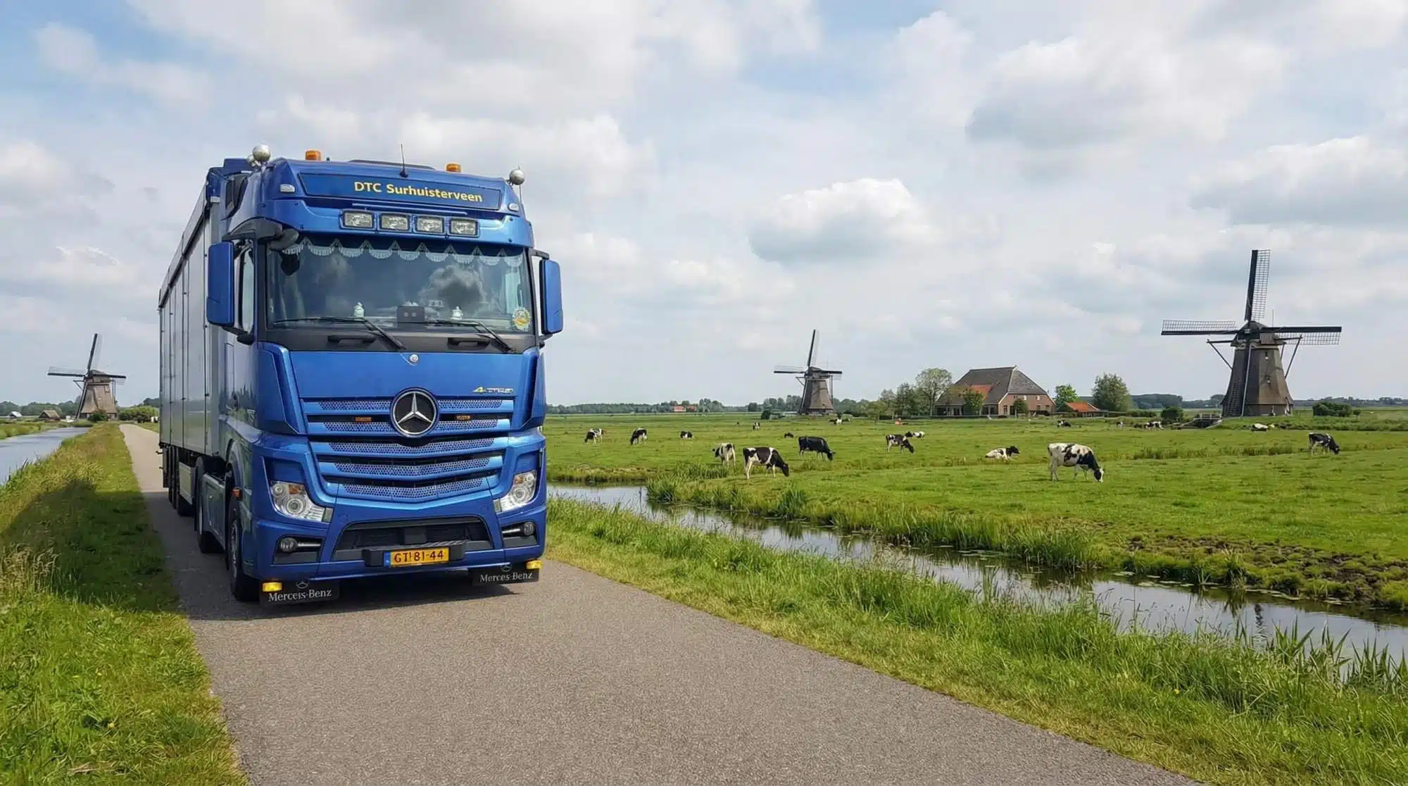 Walking floor trailer in Nederlands landschap