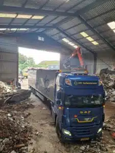 Walking floor trailer in hal met losgestorte producten