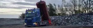 Container auto van DTC met puin