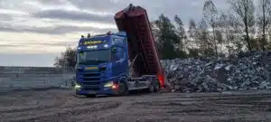 Containerwagen DTC Surhuisterveen aan het lossen