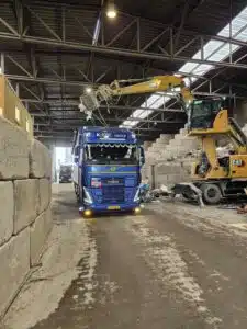 KDTC Group Volvo trekker lost afval in verwerkingshal met grijperkraan, walking floor transport door De Transport Compagnon.