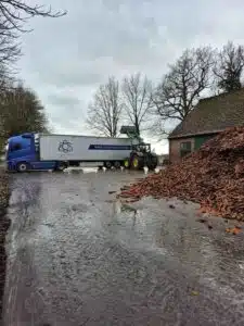 DTC walking floor trailer wordt geladen met wortelen op boerderij door trekker met shovel, schuifvloer transport De Transport Compagnon.