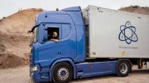 Ervaren DTC chauffeur in blauwe Scania vrachtwagen tijdens transportrit voor De Transportcompagnon vanuit Leeuwarden.