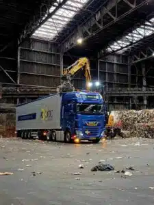 DTC walking floor trailer lost recyclingmateriaal in loods bij afvalverwerker, transport voor recyclingbranche Leeuwarden.